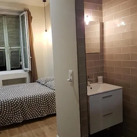 Supérieures Privées, Plein Centre-ville De - Hubert Séjour chez l'habitant *